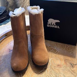 Waterproof youth, Emily, fold over boots never been worn! Lost in closet! Size1